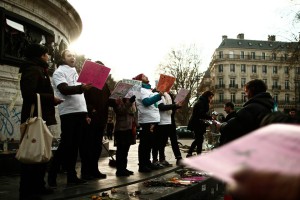 On chante la Terrienne, ou l'Alterrienne, sur la statue de la place de l'art est pubic, à Paris...
