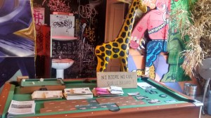 Photo de notre table de billard de réunion, au bar de la Gare XP, avec les livres offerts aux bénéloves...